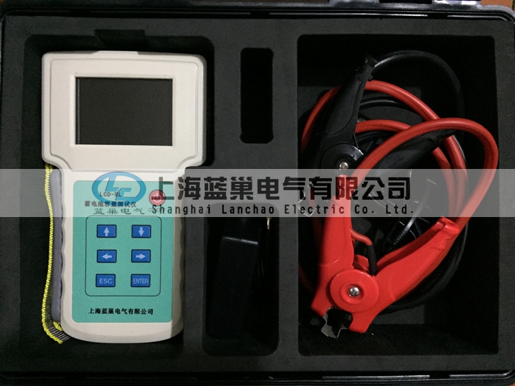 LCD-RL蓄電池容量測試儀，是快速準確測量蓄電池健康狀態、荷電狀態以及連接電阻等參數的數字存儲式儀器。本儀表通過在線測試，能顯示并記錄單節及整組電池的電壓、內阻、容量、溫度等重要參數，可自動判別精確有效地挑出落后電池。